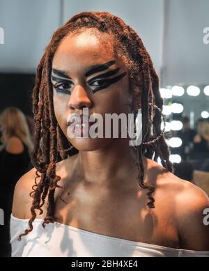 New York, NY - 09 février 2020: Un modèle prépare le backstage pour le spectacle de mode de l'automne Namilia hiver 2020 pendant la semaine de la mode de New York Banque D'Images