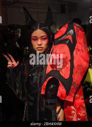 New York, NY - 09 février 2020: Un modèle pose le dos pour le spectacle de mode de l'automne Namilia hiver 2020 pendant la semaine de la mode de New York Banque D'Images