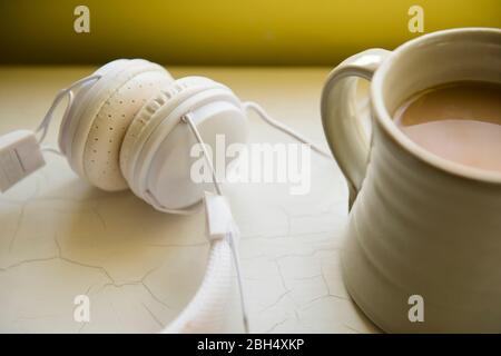 Casque blanc et tasse de café Banque D'Images