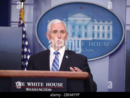 Le vice-président des États-Unis, Mike Pence, est joint par les membres du Groupe de travail sur le coronavirus pour faire des observations sur la pandémie de COVID-19 dans la salle de presse James S. Brady de la Maison Blanche à Washington, DC, USA, 23 avril 2020.crédit: Michael Reynolds/Pool via CNP /MediaPunch Banque D'Images