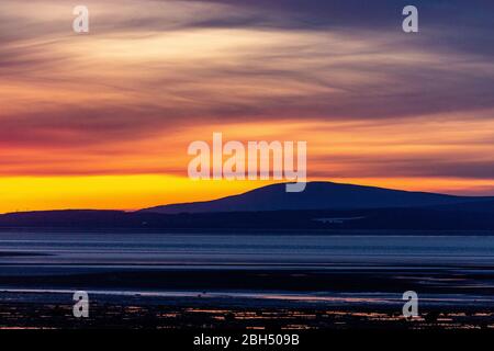 Morecambe, Lancashire, Royaume-Uni. 23 avril 2020. Le coucher du soleil ce soir, avec le soleil se coucher derrière Blackcoombe dans le Lake District Credit: Photographier North/Alay Live News Banque D'Images