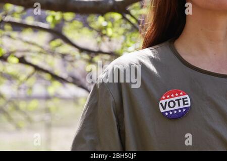 Femme avec bouton de vote sur son dessus Banque D'Images