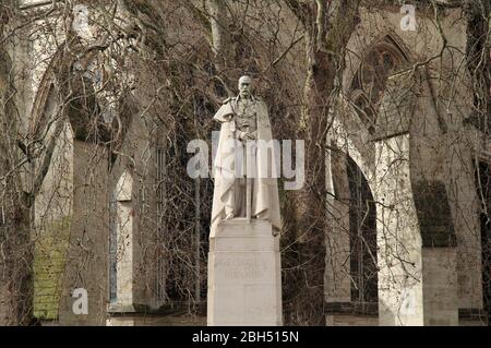 Un monument au roi George V se dresse le long de l'abbaye de Westminster à Londres, Angleterre le 15 mars 2020 à Londres, Angleterre Banque D'Images