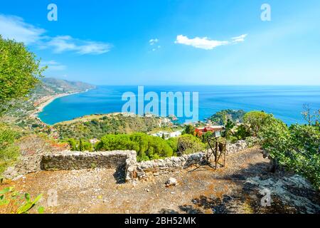 Vue sur l'île Isola Bella et la mer Méditerranée depuis une rue surplombant Taormine Italie sur l'île de Sicile. Banque D'Images