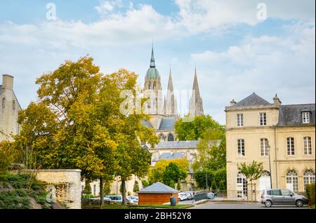 Les tours, tour et dôme de la cathédrale de Notre Dame de Bayeux en Normandie France prises au début de l'automne Banque D'Images