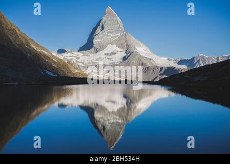 Montagne et lac du Cervin en Valais, Suisse Banque D'Images