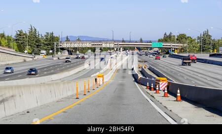 22 avril 2020 montagne / vue / CA / USA - vue du matin de la route 101 traversant la Silicon Valley, presque vide pendant l'heure de pointe, comme Bay Area residen Banque D'Images