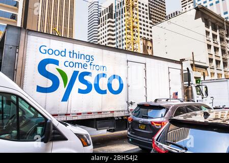 21 août 2019 San Francisco / CA / USA - Sysco Truck conduisant dans une rue; Sysco Corporation est un distributeur américain multinational de nourriture et de rapport Banque D'Images