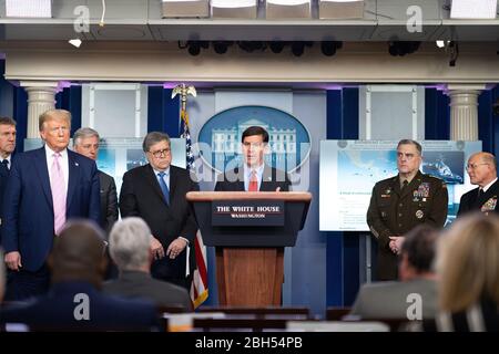 White House Coronavirus Update le président Donald J. Trump écoute en tant que secrétaire à la Défense Mark Esper prononce des remarques lors d'un exposé le mardi 31 mars 2020 dans la salle d'information de presse James S. Brady de la Maison Blanche. Banque D'Images