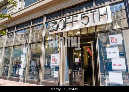 21 août 2019 San Francisco / CA / USA - Saks Off 5ème magasin sur Market Street; Saks Off 5ème est un magasin de vente, offshoot de la marque principale, Saks Fifth A Banque D'Images