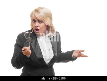 Portrait d'une femme d'âge moyen sur fond blanc. Méfiance. Portrait féminin mi-long. Banque D'Images