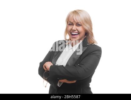 Portrait d'une femme d'affaires heureuse en riant sur fond blanc. Banque D'Images