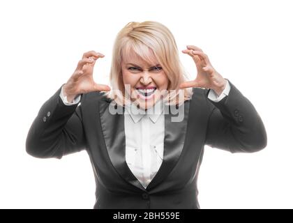 La femme d'âge moyen est en colère. La fille portant un costume noir d'affaires sur fond blanc. Femme méchante, mains avec griffes sur ses côtés Banque D'Images