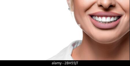Femme souriante. Blanchiment des dents et concept de santé dentaire. Gros plan sur fond blanc Banque D'Images