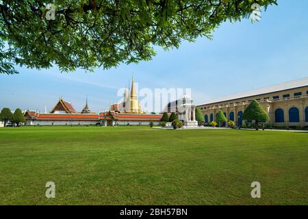 Vue sur Wat Phra Kaeo, Temple du Bouddha d'Émeraude la maison du roi thaïlandais et Sala Sahathai Samakhom dans le Grand Palais. Pré vert Banque D'Images