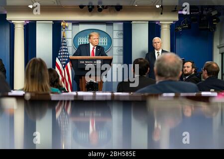 White House Coronavirus Update le président Donald J. Trump écoute la question d’un journaliste lors de la séance d’information sur les coronavirus le mercredi 22 avril 2020 dans la salle d’information de presse James S. Brady de la Maison Blanche. Banque D'Images
