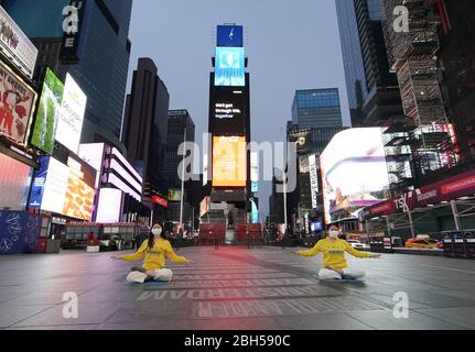 New York, États-Unis. 23 avril 2020. Deux filles se sont enregistrées en faisant du yoga dans Times Square Coronavirus sont affichées dans Times Square le jeudi 23 avril 2020. New York City reste l'épicentre américain de la pandémie de coronavirus, avec environ 20 % des cas et des décès du pays. Photo de John Angelillo/UPI crédit: UPI/Alay Live News Banque D'Images