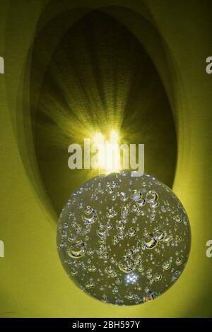 Sphère en verre cristal boule avec bulles, isolée sur fond vert avec lumière brillante réflexion ombre Banque D'Images