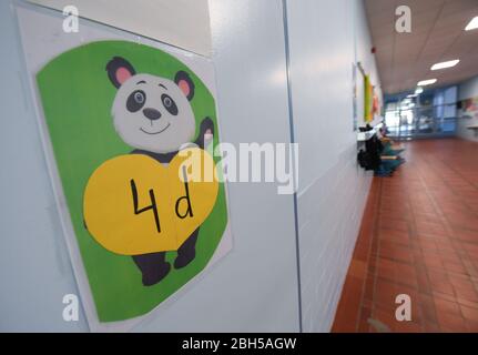 23 avril 2020, Hessen, Francfort-sur-le-Main: Un panneau avec un ours panda est placé à la porte de la salle de classe des 4 d de la Linnéschule dans le quartier de Bornheim à Francfort. En vertu de règles d'hygiène strictes, les classes vont progressivement reprendre dans les écoles de Hesse le 27 avril 2020. Au début, les classes de graduation des écoles secondaires et les 4ème classes des écoles primaires doivent retourner. En raison de la pandémie de corona, il n'y a pas eu de classe de fréquentation depuis le 16 mars. (Pour dpa «élèves, parents et enseignants regarder de façon critique les ouvertures scolaires») photo: Arne Dedert/dpa Banque D'Images