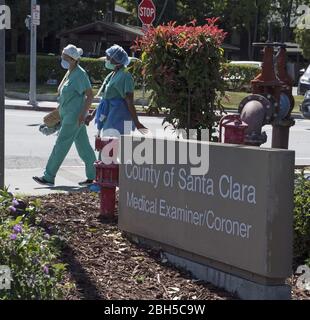 San Jose, États-Unis. 23 avril 2020. Les travailleurs de la santé masqués se promenent devant l'examinateur Meddical du comté de Santa Clara à San Jose, Californie, le jeudi 23 avril 2020. Des échantillons de tissus montrent que la première mort de Covid-19 a été une femme de 57 ans dans le comté de Santa Clara, Californie, le 6 février. Photo de Terry Schmitt/UPI crédit: UPI/Alay Live News Banque D'Images