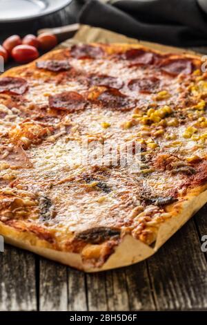 Pizza italienne maison sur table en bois. Banque D'Images