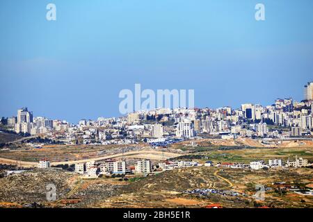 Une vue très éloignée des quartiers palestiniens de la région de Ramallah. Banque D'Images