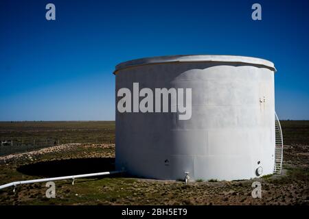 Eddy County, Nouveau-Mexique, États-Unis. 23 avril 2020. Conteneur de stockage du pétrole brut dans les champs pétroliers du bassin Permian, dans le comté de Eddy, au Nouveau-Mexique. Crédit: Joel Angel Juarez/ZUMA Wire/Alay Live News Banque D'Images