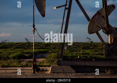 Eddy County, Nouveau-Mexique, États-Unis. 23 avril 2020. Champs pétroliers dans le bassin Permian, dans le comté de Eddy, au Nouveau-Mexique. Crédit: Joel Angel Juarez/ZUMA Wire/Alay Live News Banque D'Images