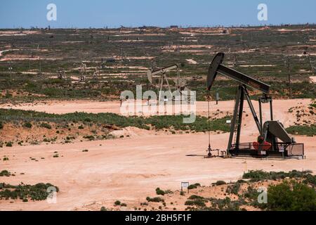 Eddy County, Nouveau-Mexique, États-Unis. 23 avril 2020. Champs pétroliers dans le bassin Permian, dans le comté de Eddy, au Nouveau-Mexique. Crédit: Joel Angel Juarez/ZUMA Wire/Alay Live News Banque D'Images