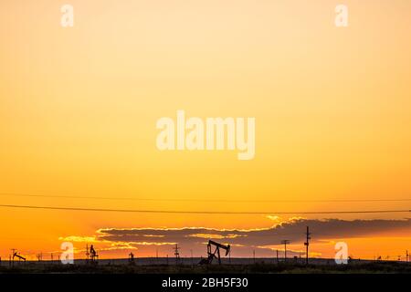 Eddy County, Nouveau-Mexique, États-Unis. 23 avril 2020. Champs pétroliers dans le bassin Permian, dans le comté de Eddy, au Nouveau-Mexique. Crédit: Joel Angel Juarez/ZUMA Wire/Alay Live News Banque D'Images