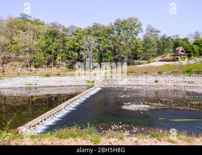 Petit barrage d'irrigation pour le ralentissement de l'eau après s'écouler du grand barrage, distribué à la zone cultivée dans le pays de Thaïlande. Banque D'Images
