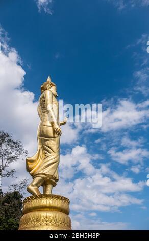 Vue latérale de la statue de Bouddha d'or dans le style thaïlandais traditionnel situé dans le point de vue sur la haute montagne. Banque D'Images