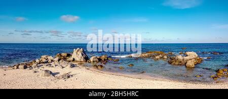 Magnifique panorama aérien d'une plage rocheuse à Aruba, Antilles néerlandaises Banque D'Images