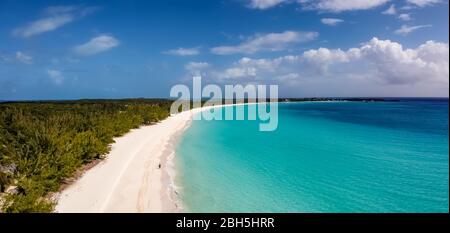 Belle vue aérienne d'une plage de sable sur l'île Half Moon Cay aux Bahamas Banque D'Images