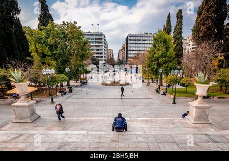 La célèbre place Syntagmatos, un point de repère populaire et point de rencontre d'Athènes, la capitale de la Grèce Banque D'Images
