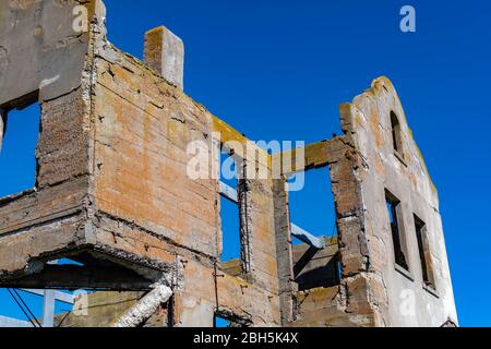 Vestiges de la maison des gardiens en ruines à la prison de l'île d'Alcatraz, San Francisco, Californie. C'est la résidence du garde de la prison d'Alcatraz Banque D'Images