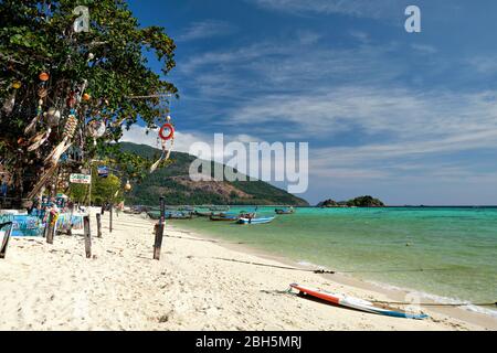 Vue sur la péninsule sablonneuse de Bulow Beach Koh Lipe Thailand avec l'île Ko Kra en arrière-plan Banque D'Images