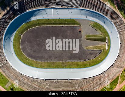 Chemnitz, Allemagne. 22 avril 2020. La piste de vélo vide dans le forum de Chemnitz. En raison de l'extension des restrictions de contact, les installations de jeux et de sport sont toujours fermées. Divers États envisagent de assouplier les restrictions pour les sports de masse dès le début du mois de mai. (Photo aérienne avec drone) crédit: Jan Woitas/dpa-Zentralbild/dpa/Alay Live News Banque D'Images