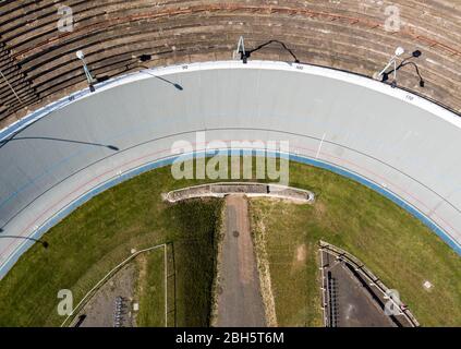 Chemnitz, Allemagne. 22 avril 2020. La piste de vélo vide dans le forum de Chemnitz. En raison de l'extension des restrictions de contact, les installations de jeux et de sport sont toujours fermées. Divers États envisagent de assouplier les restrictions pour les sports de masse dès le début du mois de mai. (Photo aérienne avec drone) crédit: Jan Woitas/dpa-Zentralbild/dpa/Alay Live News Banque D'Images