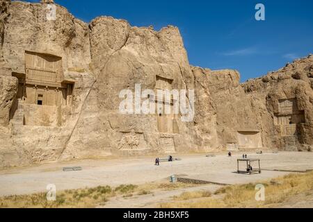 Paysage du célèbre site Naqsh-e Rustam ou Rostam, les bâtiments de l'époque d'Achaemenid et de Sassanid montrent de grandes tombes coupées en hauteur dans la falaise de montagne Banque D'Images