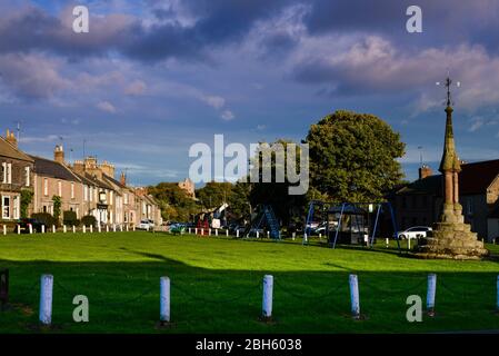Norham village sur le côté anglais de la frontière écossaise regardant vers l'est de l'autre côté du village vert vers le château normand construit en 1121 Banque D'Images