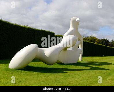 Plus grande figure de revêtement, une sculpture en fibre de Henry Moore exposée au Yorkshire Sculpture Park Banque D'Images