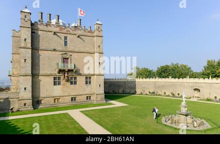 Le petit château et le jardin des fontaines du château de Bolsover dans le Derbyshire Banque D'Images