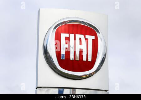 Logo pour moteurs Fiat, à l'extérieur d'une sortie de véhicule, Ayr Banque D'Images