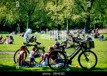 Rotterdam, Pays-Bas. 23 avril 2020. Les gens aiment le soleil pendant une journée de printemps au parc Kralingse bos. Le gouvernement néerlandais a ordonné la fermeture des installations publiques et a conseillé aux gens de rester chez eux dans une tentative de contrôler la propagation du Coronavirus COVID-19. Crédit: SOPA Images Limited/Alay Live News Banque D'Images