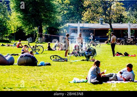 Rotterdam, Pays-Bas. 23 avril 2020. Les gens aiment le soleil pendant une journée de printemps au parc Kralingse bos. Le gouvernement néerlandais a ordonné la fermeture des installations publiques et a conseillé aux gens de rester chez eux dans une tentative de contrôler la propagation du Coronavirus COVID-19. Crédit: SOPA Images Limited/Alay Live News Banque D'Images