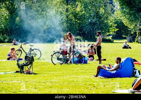 Rotterdam, Pays-Bas. 23 avril 2020. Les gens aiment le soleil pendant une journée de printemps au parc Kralingse bos. Le gouvernement néerlandais a ordonné la fermeture des installations publiques et a conseillé aux gens de rester chez eux dans une tentative de contrôler la propagation du Coronavirus COVID-19. Crédit: SOPA Images Limited/Alay Live News Banque D'Images