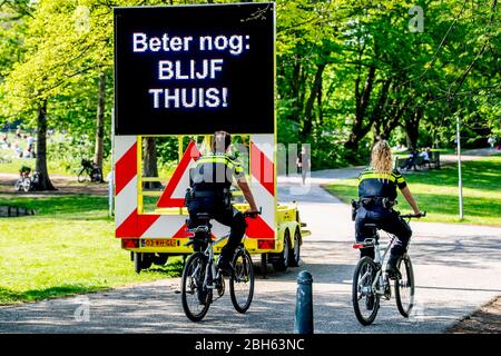 Rotterdam, Pays-Bas. 23 avril 2020. Les policiers sont passés devant un panneau rappelant aux gens de rester chez eux au parc Kralingse bos. Le gouvernement néerlandais a ordonné la fermeture des installations publiques et a conseillé aux gens de rester chez eux pour tenter de contrôler la propagation du Coronavirus COVID-19. Crédit: SOPA Images Limited/Alay Live News Banque D'Images