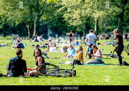 Rotterdam, Pays-Bas. 23 avril 2020. Les gens aiment le soleil pendant une journée de printemps au parc Kralingse bos. Le gouvernement néerlandais a ordonné la fermeture des installations publiques et a conseillé aux gens de rester chez eux dans une tentative de contrôler la propagation du Coronavirus COVID-19. Crédit: SOPA Images Limited/Alay Live News Banque D'Images