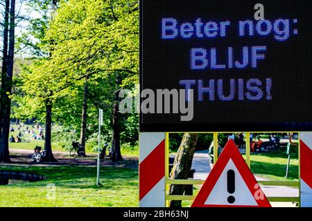 Rotterdam, Pays-Bas. 23 avril 2020. Un panneau rappelant aux gens de rester chez eux vu au parc Kralingse bos.le gouvernement néerlandais a ordonné la fermeture des installations publiques et a conseillé aux gens de rester chez eux dans une tentative de contrôler la propagation du Coronavirus COVID-19. Crédit: SOPA Images Limited/Alay Live News Banque D'Images